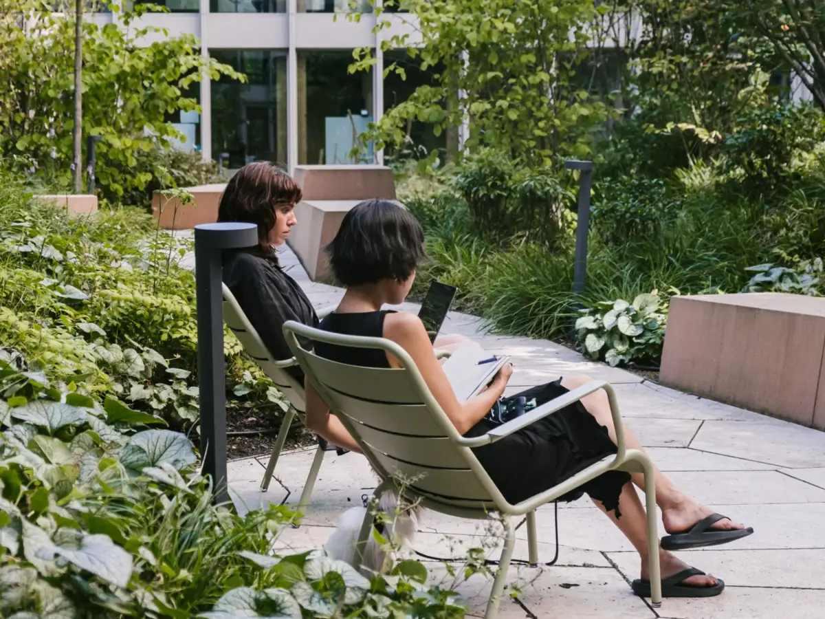 Mittendrin und doch im Grünen: Der Innenhof des Gebäudes M40 bietet einen Garten im Zentrum und damit viel Platz für Erholungsmomente.
