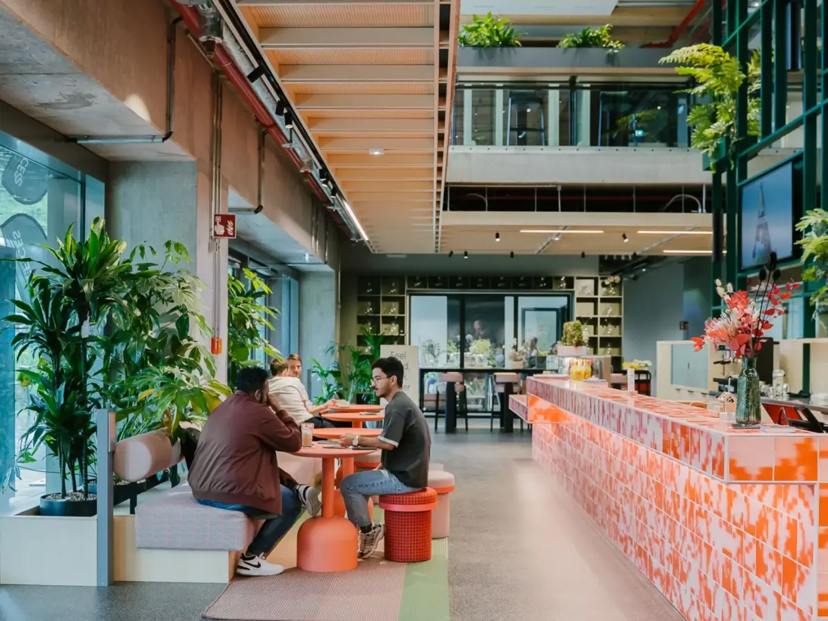 Eingangsbereich mit Café und Bar im Gebäude M40 der Shared Spaces in Kooperation mit Design Offices. Foto ©KOY + WINKEL